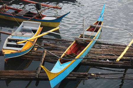 小船停靠在渔村的竹筏上图片