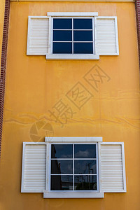 白色窗户和黄色墙壁背景图片