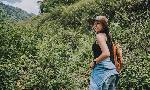 带背包放松和享受假期在山区和森林中旅行远足的图片