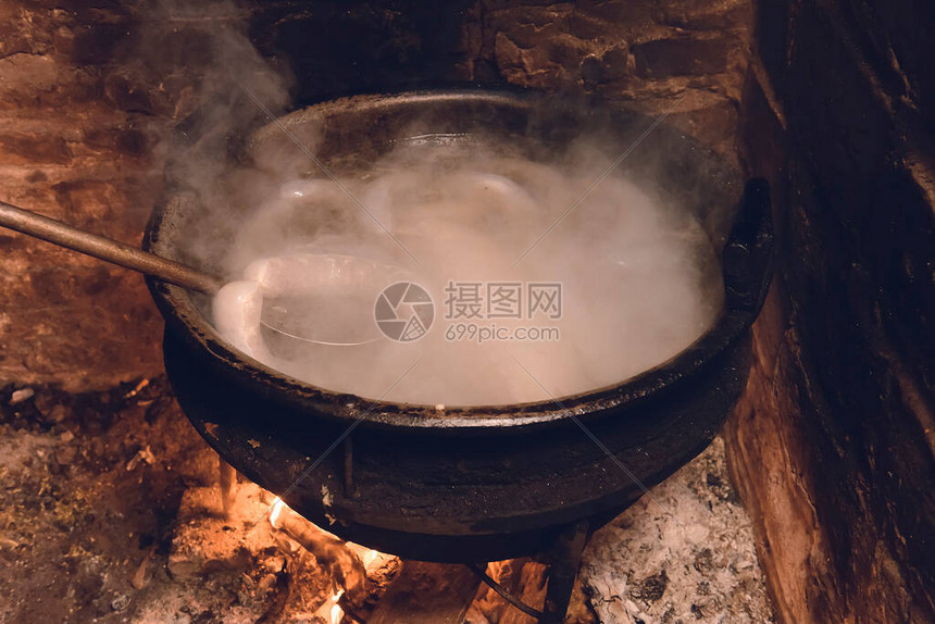在铁锅里在炉子上煮白血肠图片