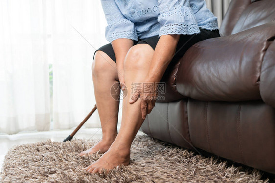 高龄妇女在家里的腿痛高年级概图片
