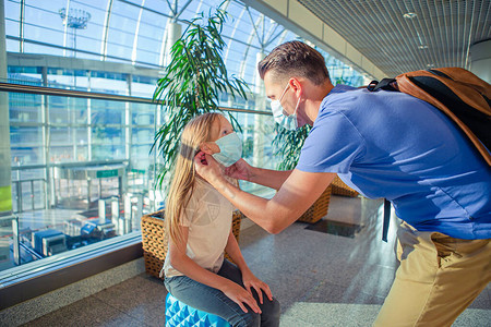 在机场戴口罩的两个家庭父亲和女儿在冠状和流感爆发期间戴口罩预防冠状图片