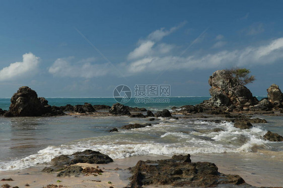 印度尼西亚龙目岛的田园诗般的海滩Mandalika海滩是石质的图片