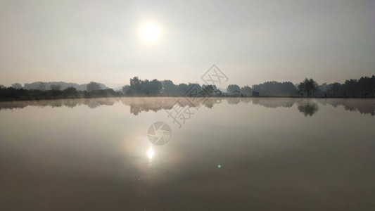 雾蒙的早晨钓鱼湖图片