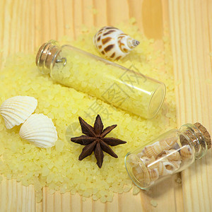 海盐用于洗澡黄色玻璃瓶中的海水盐晶海壳关闭图片