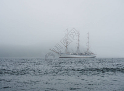一艘大型的白色帆船在海上漂浮通图片