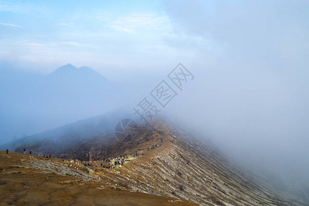 雾中的山景一群人在山上行走前往印度尼西亚卡瓦伊吉恩火山的路远足和徒步旅行的概念柔图片