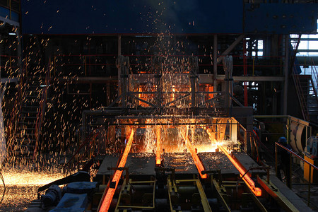 熔化钢铸造后的红热钢金属板连续铸造机铁匠和冶金工业的背景三图片