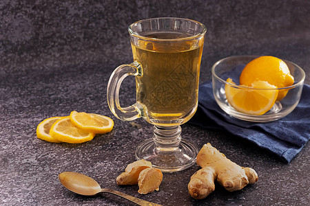 一杯热姜和柠檬茶图片