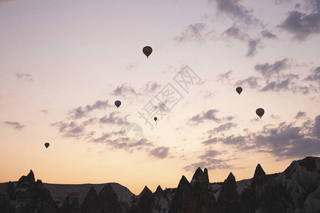 卡帕多西亚天空中飞行气球的背景图片