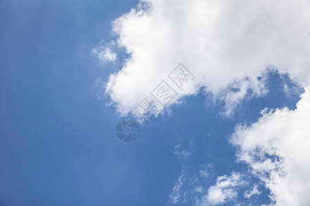 蔚蓝的天空云彩的天空蓝天背景与小云图片