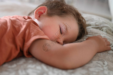 儿童白天在肚子上睡觉照片质量优图片