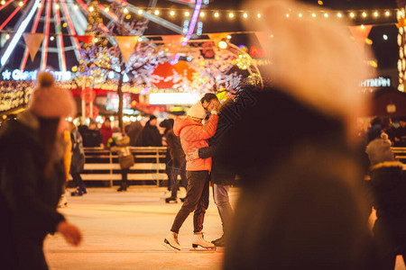一起溜冰在冰场的浪漫寒假年轻夫妇在溜冰场滑冰有史以来最好的圣诞节冬天的乐趣可爱的情人节与夫妇在滑冰图片