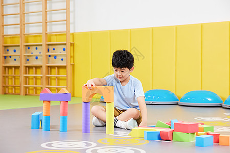 室内玩积木的小男孩图片