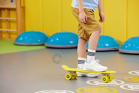 青少年玩耍玩滑板的男孩特写背景