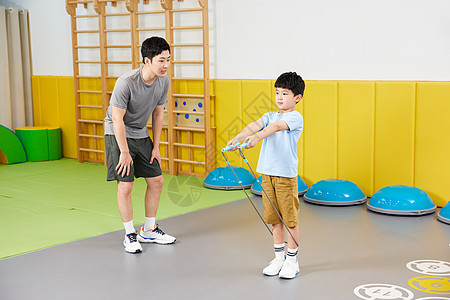 儿童锻炼学习跳绳的小朋友背景