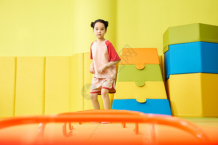 儿童青少年跳蹦床的小女孩背景
