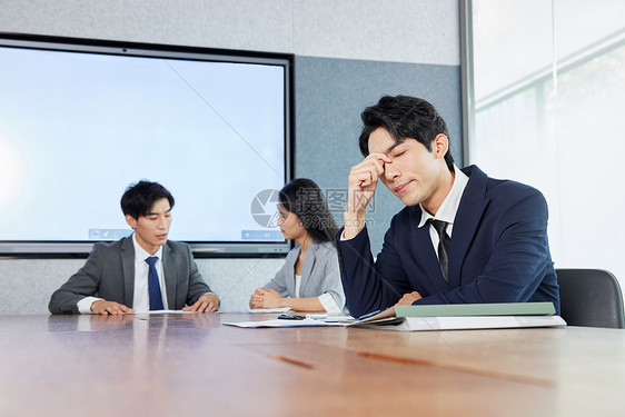 商务男性职场疲惫烦恼图片