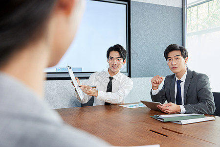 年轻职场白领会议室开会图片