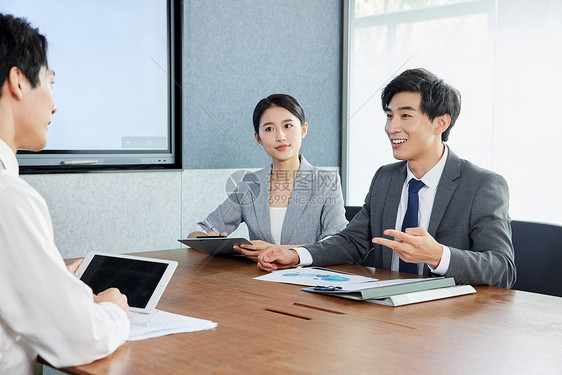 青年职场白领会议室开会图片