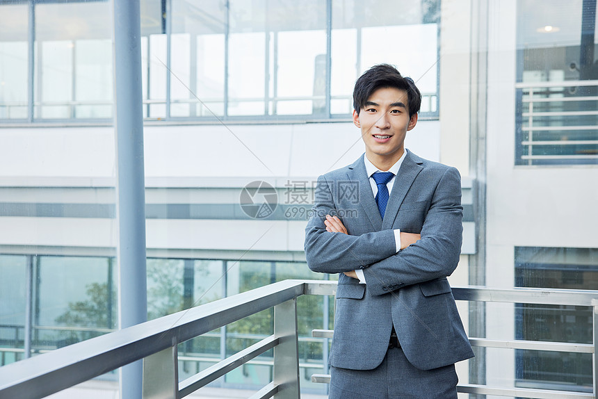 在办公走廊的西装商务男士图片