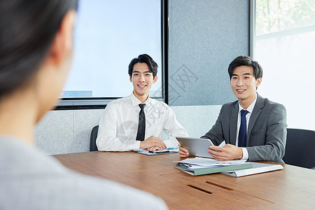 会议室阐述工作的青年商务白领图片