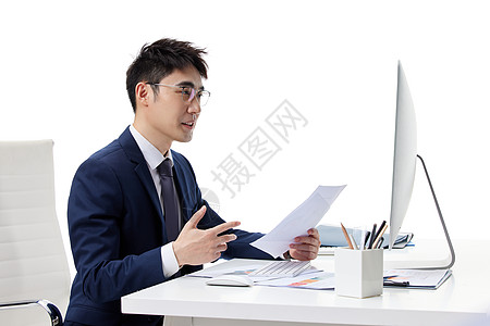 线上会议在办公室进行视频会议的商务男性背景