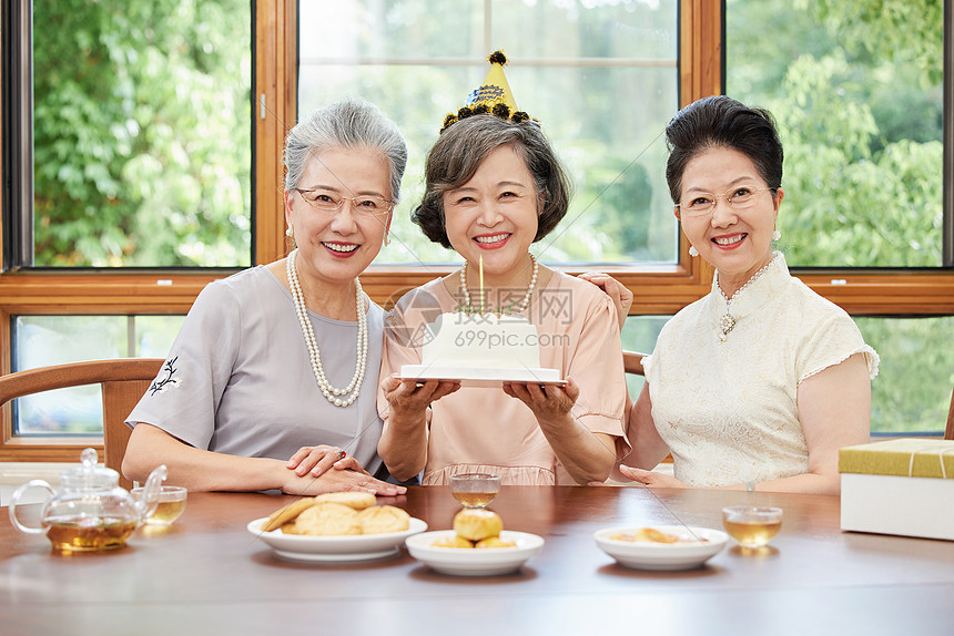 老年女性闺蜜聚会庆祝生日图片