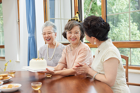 老年闺蜜聚会庆祝生日图片