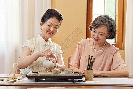 一起喝茶闺蜜老年闺蜜一起喝茶聊天背景