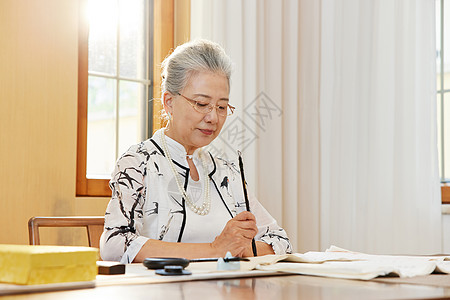 老人写字写书法的老年人背景