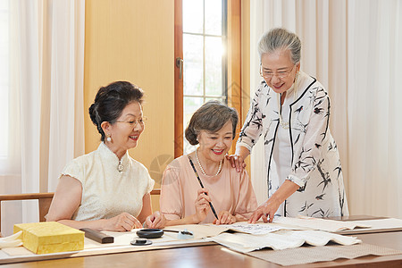 老人写字老年女性聚会写书法背景