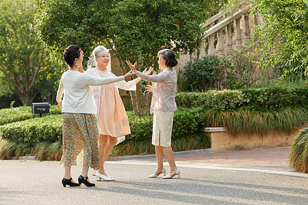 老年女性户外舞蹈背景图片