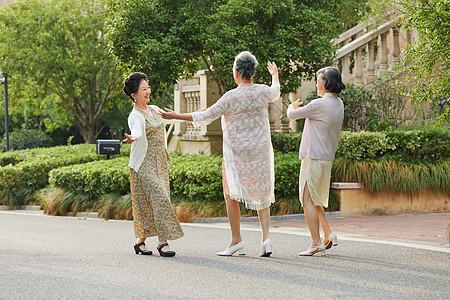 老年女性一起在户外舞蹈图片
