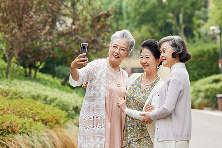 老年女性聚会户外合照图片