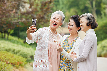 手机微信老年女性聚会手机自拍背景