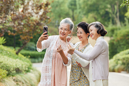 优雅女性老年女性聚会户外合照背景