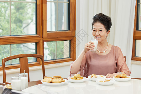 老年人饮食喝牛奶的老年人背景