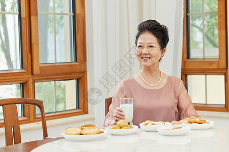 手拿牛奶的老年人图片