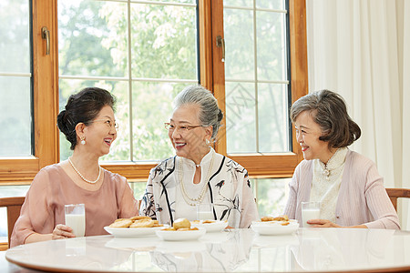 老年闺蜜们聚会一起品尝美食图片