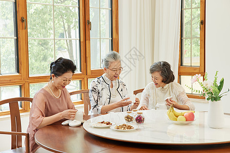 老年女性闺蜜聚会一起品尝美食图片