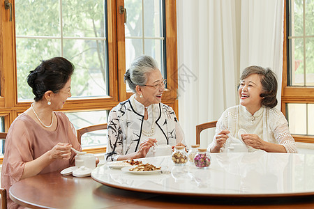 聚会一起品尝美食的老年人图片