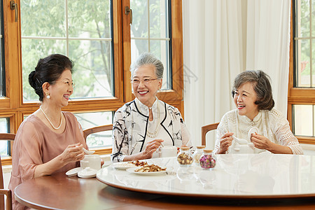 老人聊天老年闺蜜聚会一起品尝美食背景