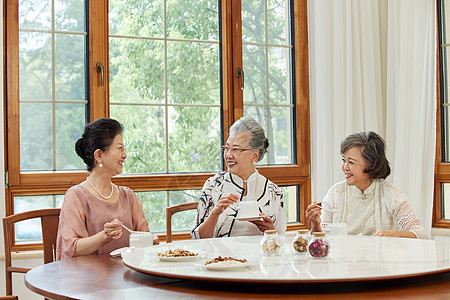 老年女性聚会一起品尝美食图片