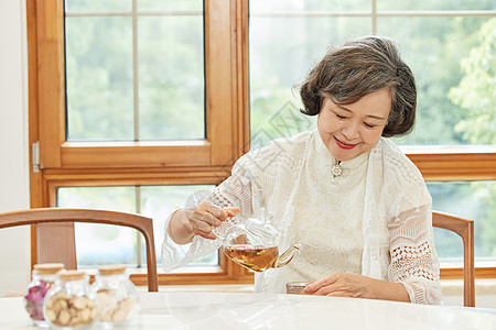 休闲喝茶的老年女性图片