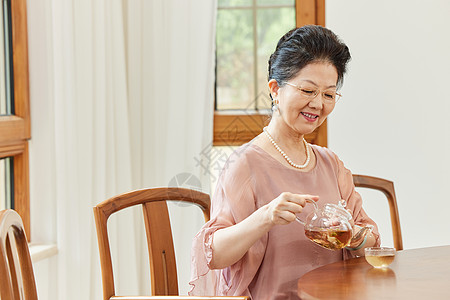 居家喝茶的老年人图片