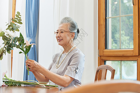 练习插花的老年女性图片