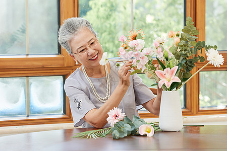 学习插花的老年女性图片