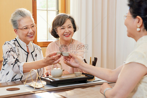 老年女性聚会喝茶干杯图片