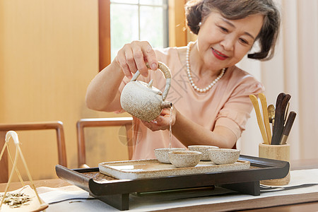 居家老年人泡茶喝茶图片